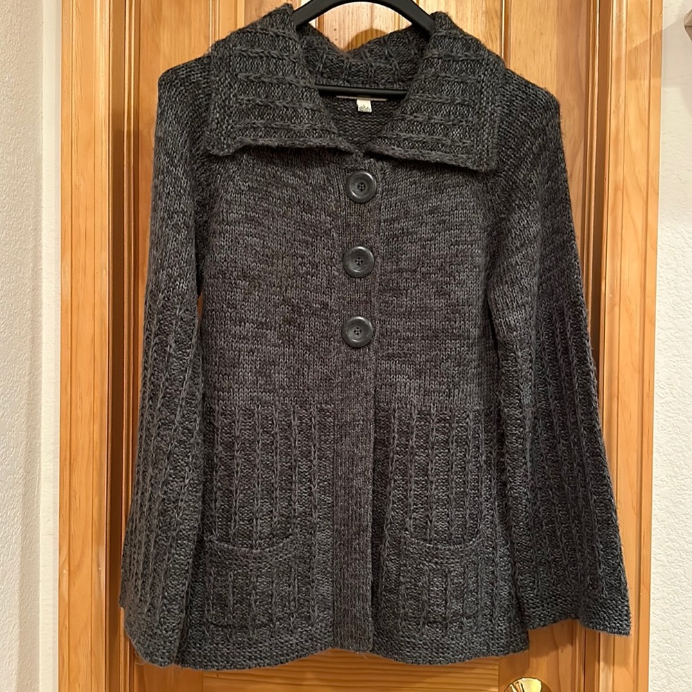 3 Button sweater w 2 pockets in front
